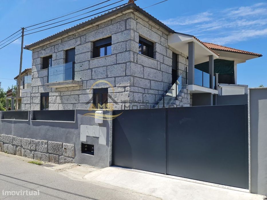 Moradia Bi-Familiar Para Venda