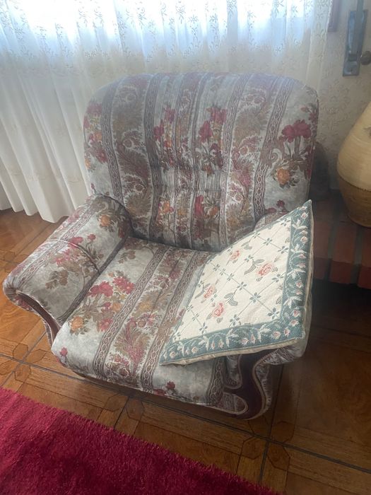 Sofá antigo com cama