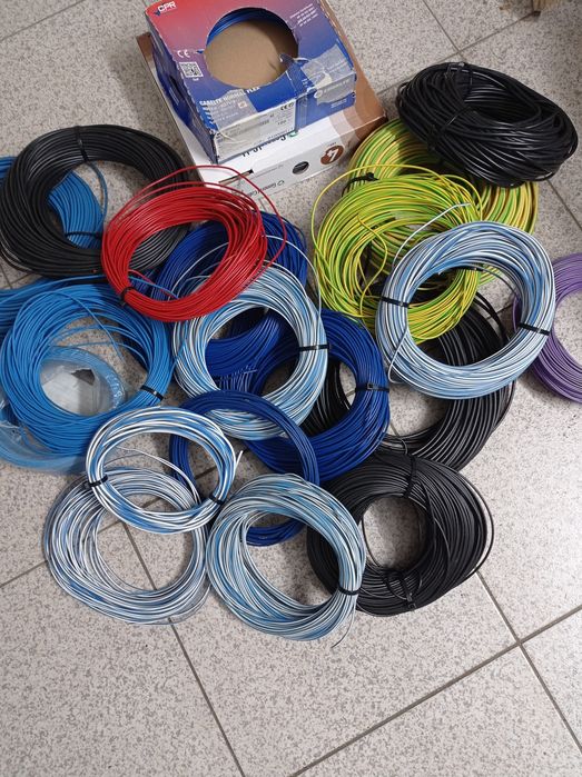 Vendo bobines de fio elétrico.