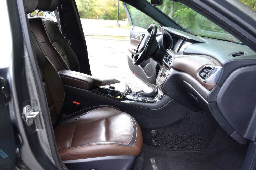 INFINITI QX30 Premium      2017