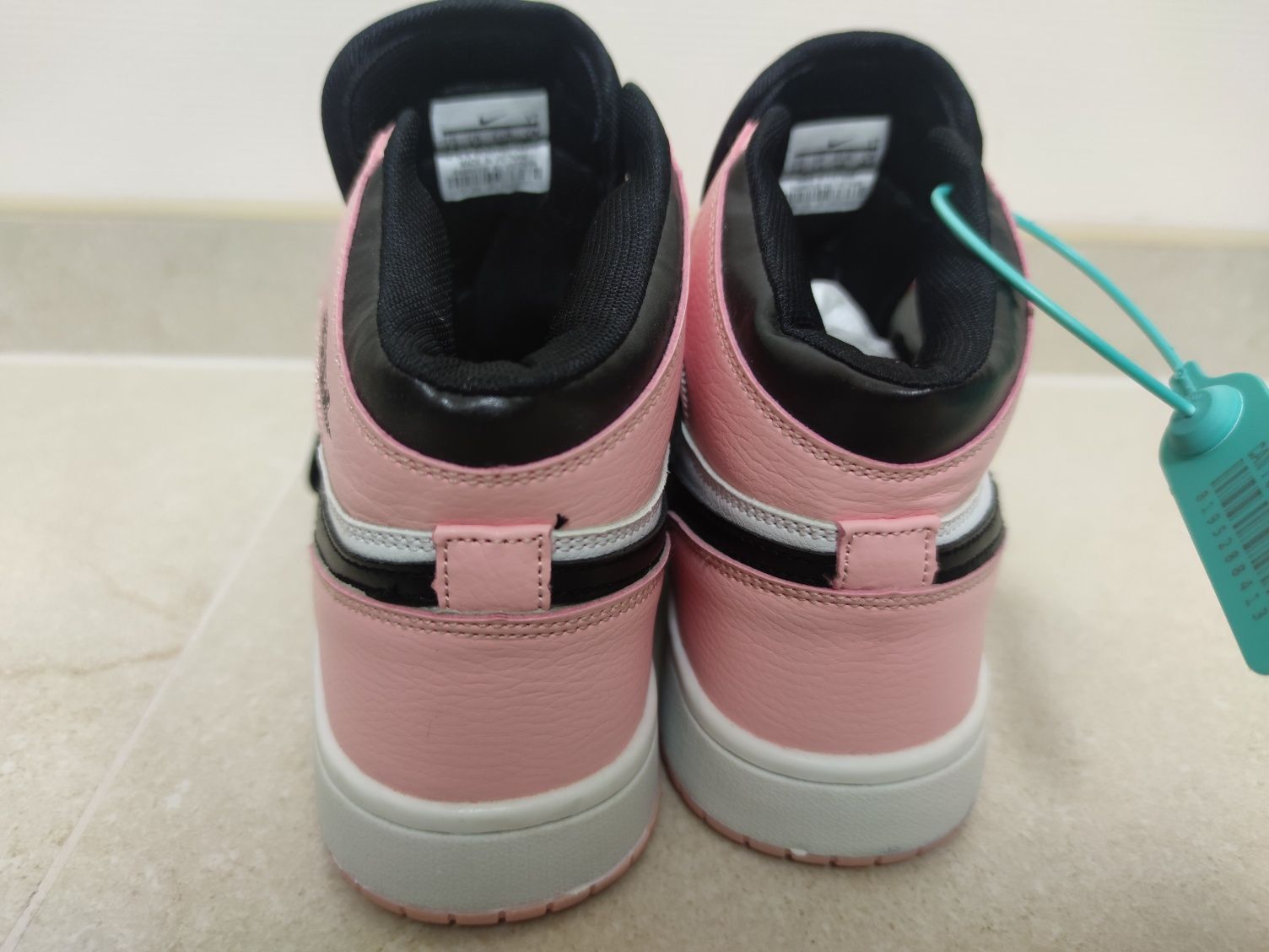 Жіночі кросівки Nike Air Jordan 1 pink black