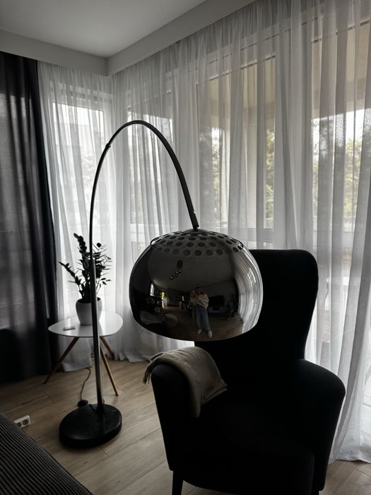 Lampa stojąca z marmurową podstawą – chromowana, designerska