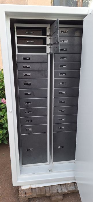 Сейф депозитарний другого класу.