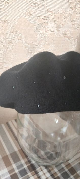 Берет новий з камінцями.