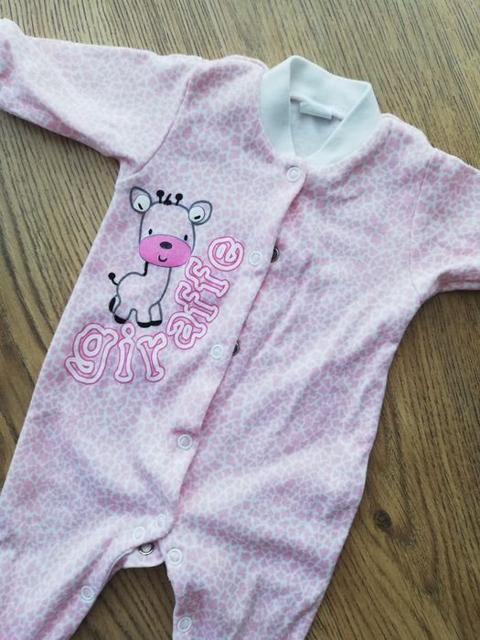 Śliczny pajacyk niemowlęcy r. 62 różowy z żyrafą dla dziewczynki