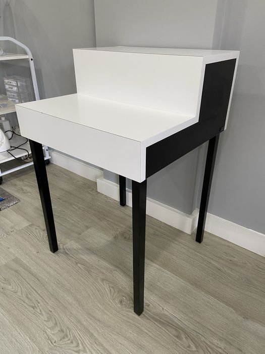 Móvel de entrada branco e preto