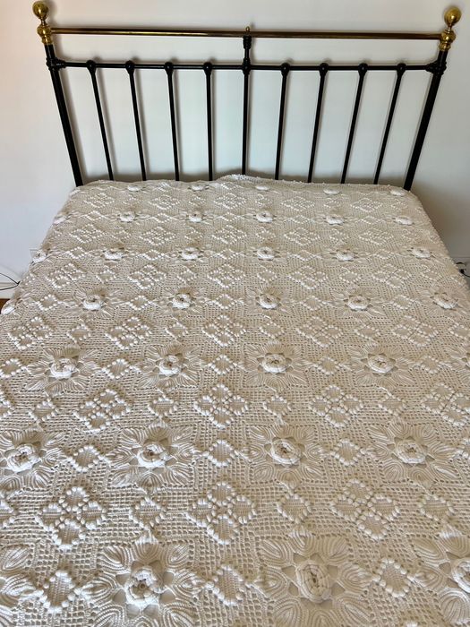 Colcha branca artesanal em crochet com linha de algodão