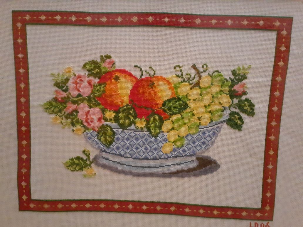 Quadro bordado em ponto de cruz.