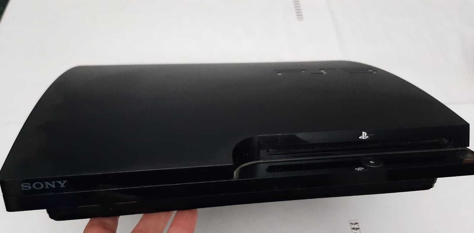 PS3 com comandos e jogos