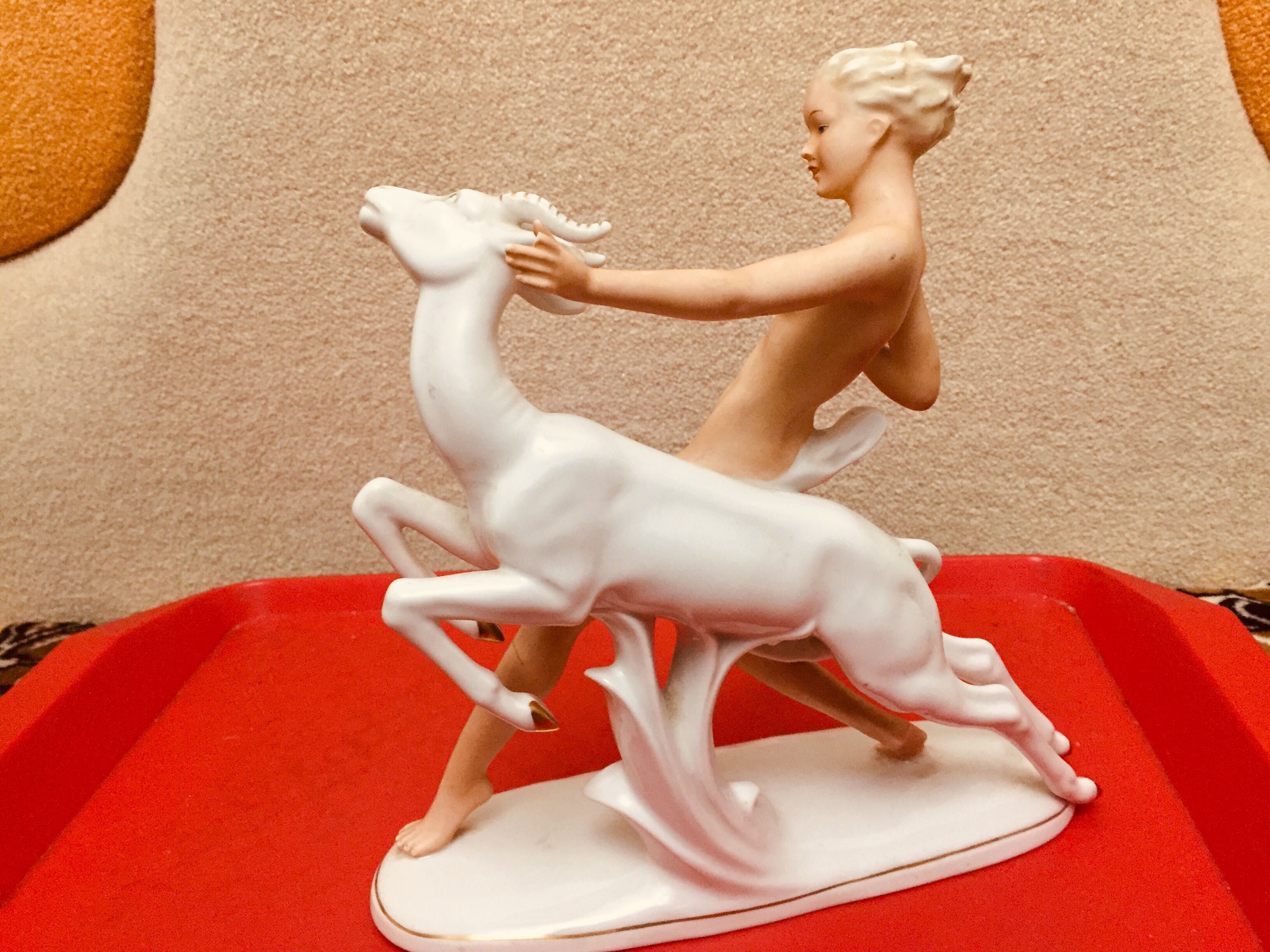 Немецкую фарфоровую статуэтку  SHAU BACH KUNST Девушка с ланью 3800 гр