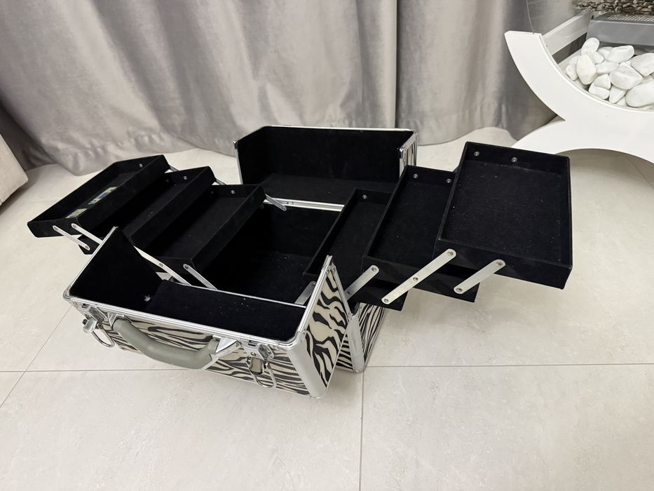 косметичний кейс або органайзер для макіяжу з принтом зебри