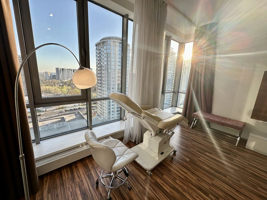 Сучасний великий косметологічний кабінет з німецькою електрокушеткою