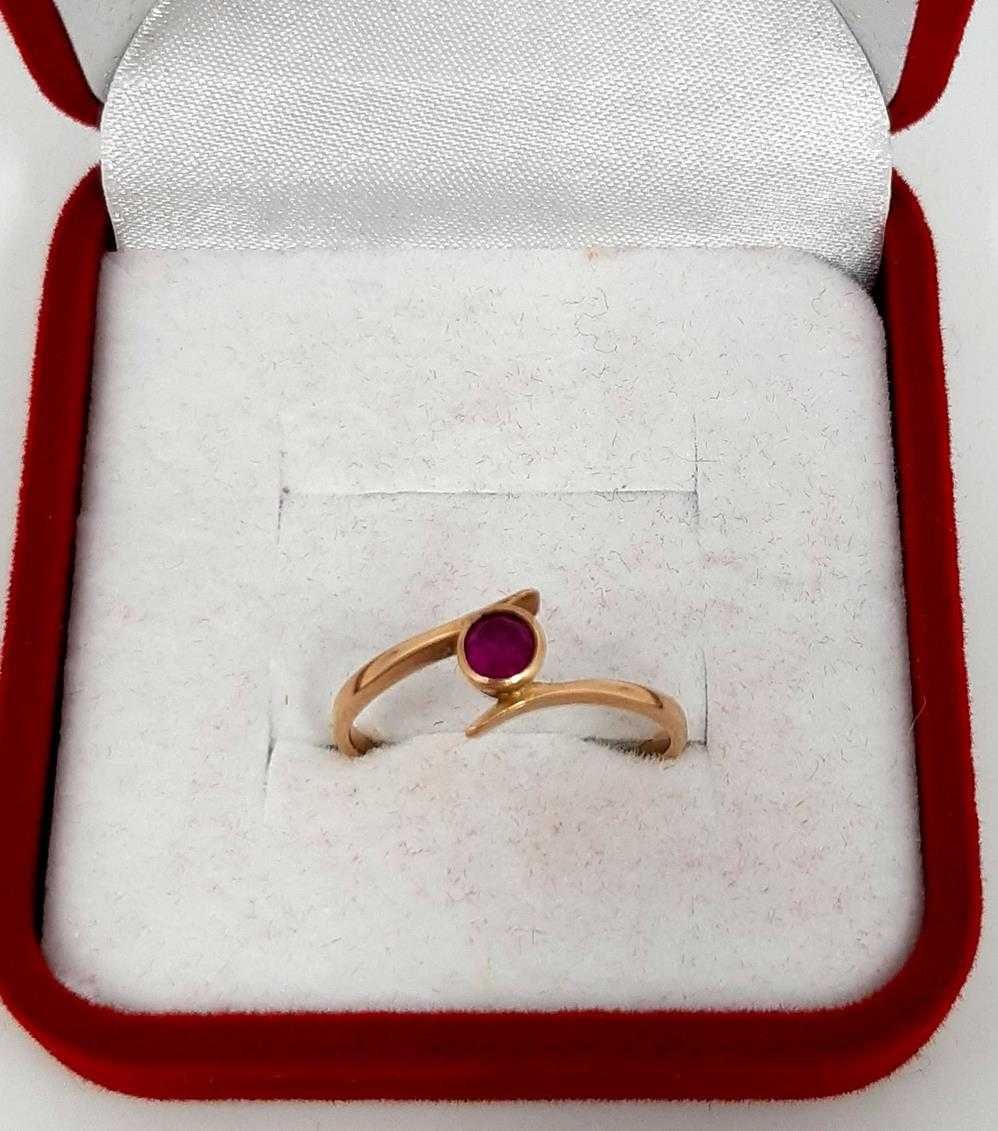Złoty pierścionek z rubinkiem PR.585 W.1,74gr R.15 InterSKLEP