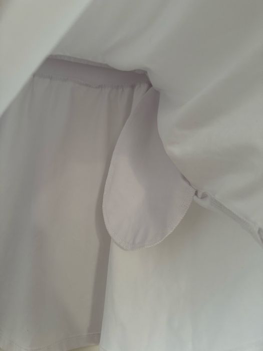 Biała spódniczka z zakładkami na gumce tenisowa z kieszeniami