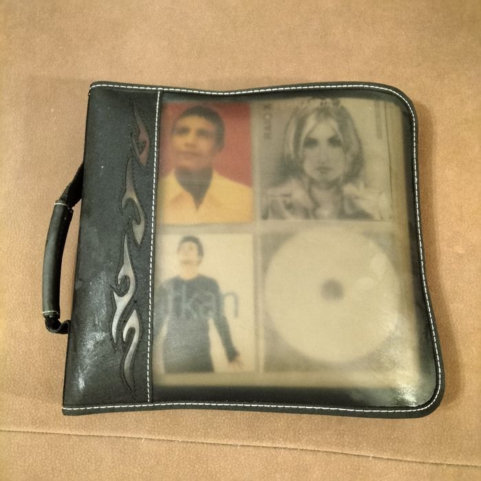 Płyty CD z przeróżną muzyką w albumie - pokrowcu - teczce