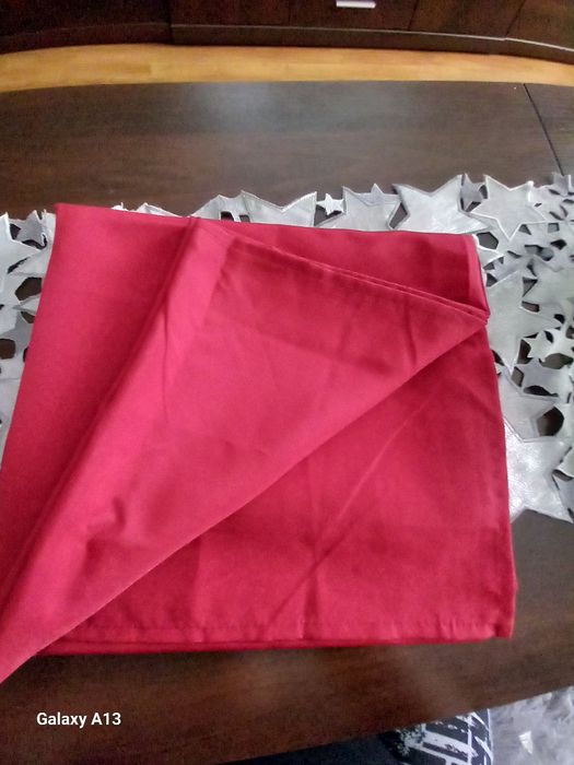 Obrus ciemno czerwony