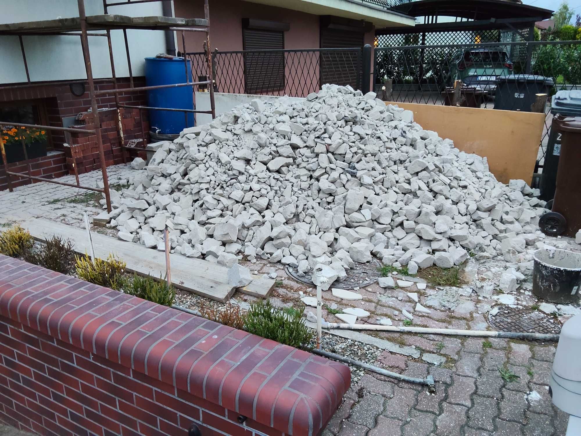 Oddam gruz z posadzki czysty beton
