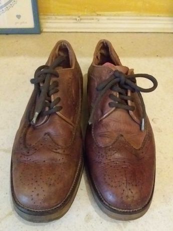 Par de sapatos clássicos ingleses