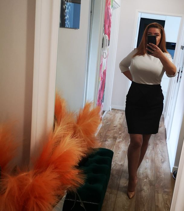 Sukienka z baskinką elastyczna 44 nowa