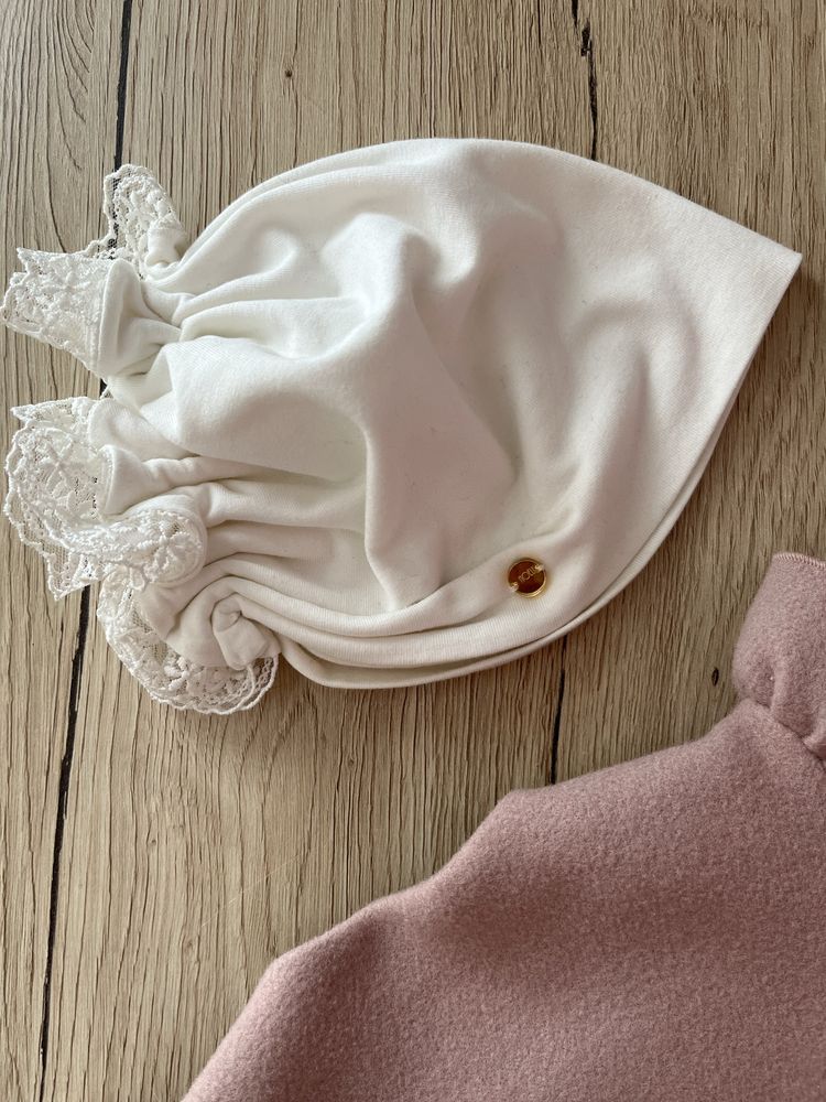 Czapka wiosenna cieńka turban ecrue kremowa niemowlęca chrzest Noeli