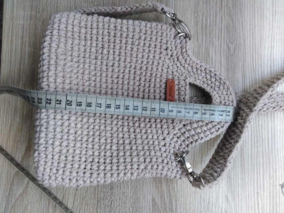 Beżowa torebka robiona na szydełku