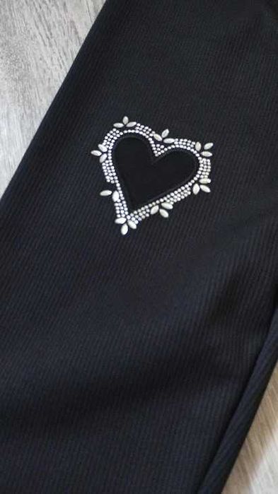 Czarne leggisny z sercem
