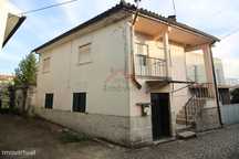 Moradia T2, oferta de anexo para arrumações.