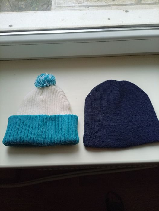 Дві шапки для підлітків 10-14 років за ціною однією.