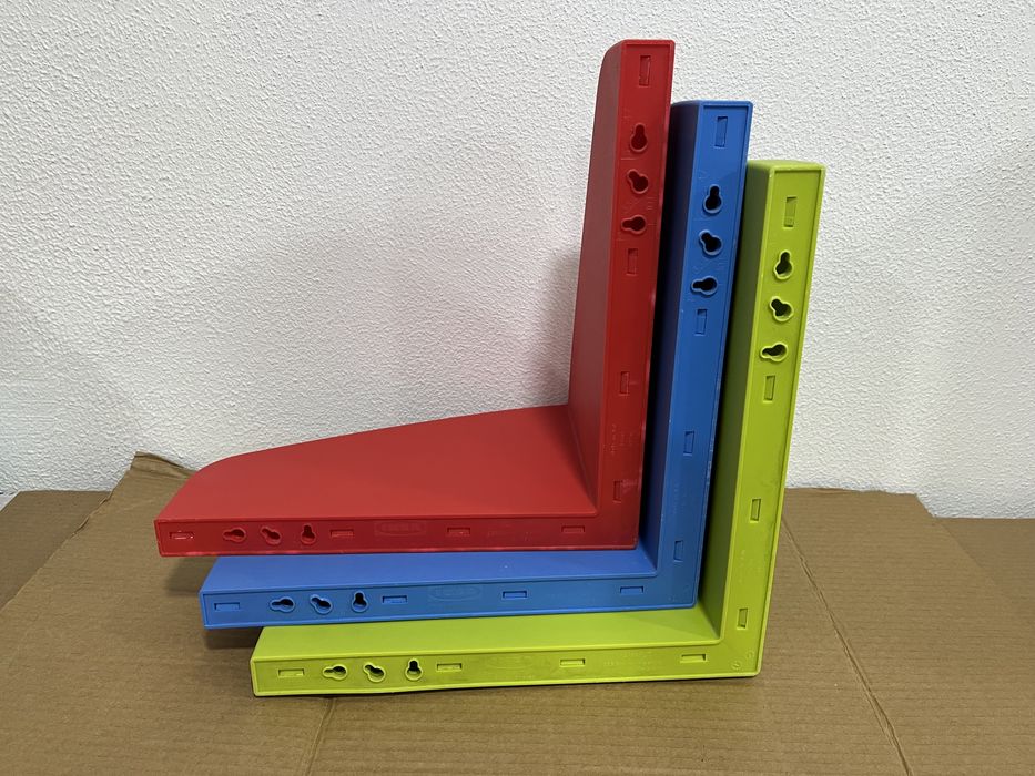 Prateleiras Ikea coloridas