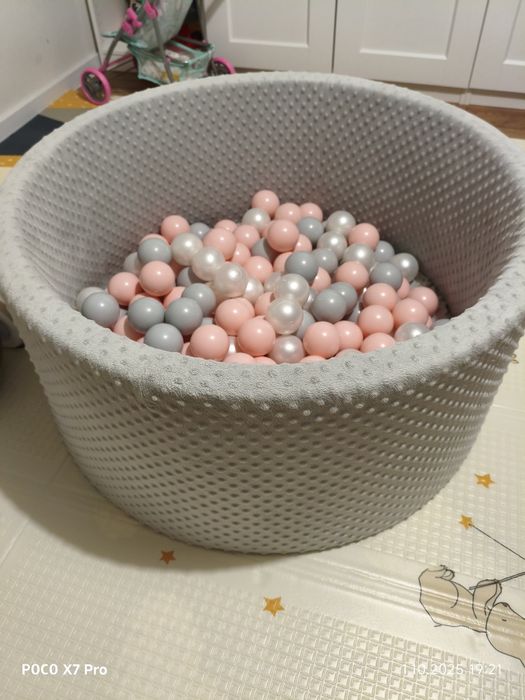 Suchy basen z piłkami