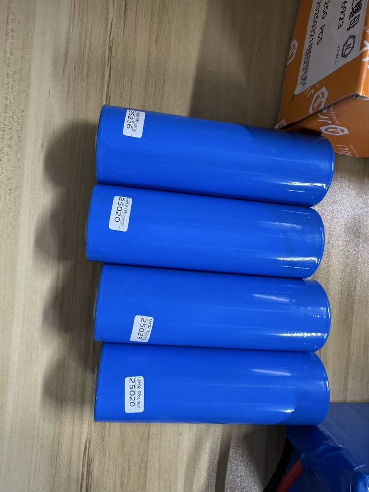 Аккумуляторы LiFePO4 46135 (25Ah, 3.2V) от компании CATL.