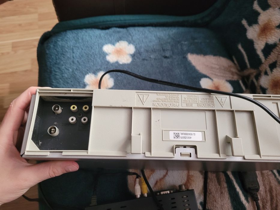 Відеомагнітофон LG L418