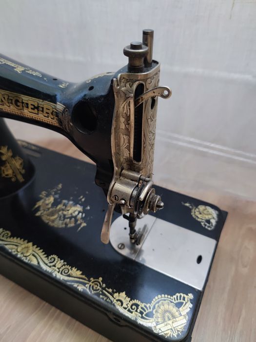 Zabytkowa maszyna do szycia Singer Rekwizyt historyczny 1930 rok