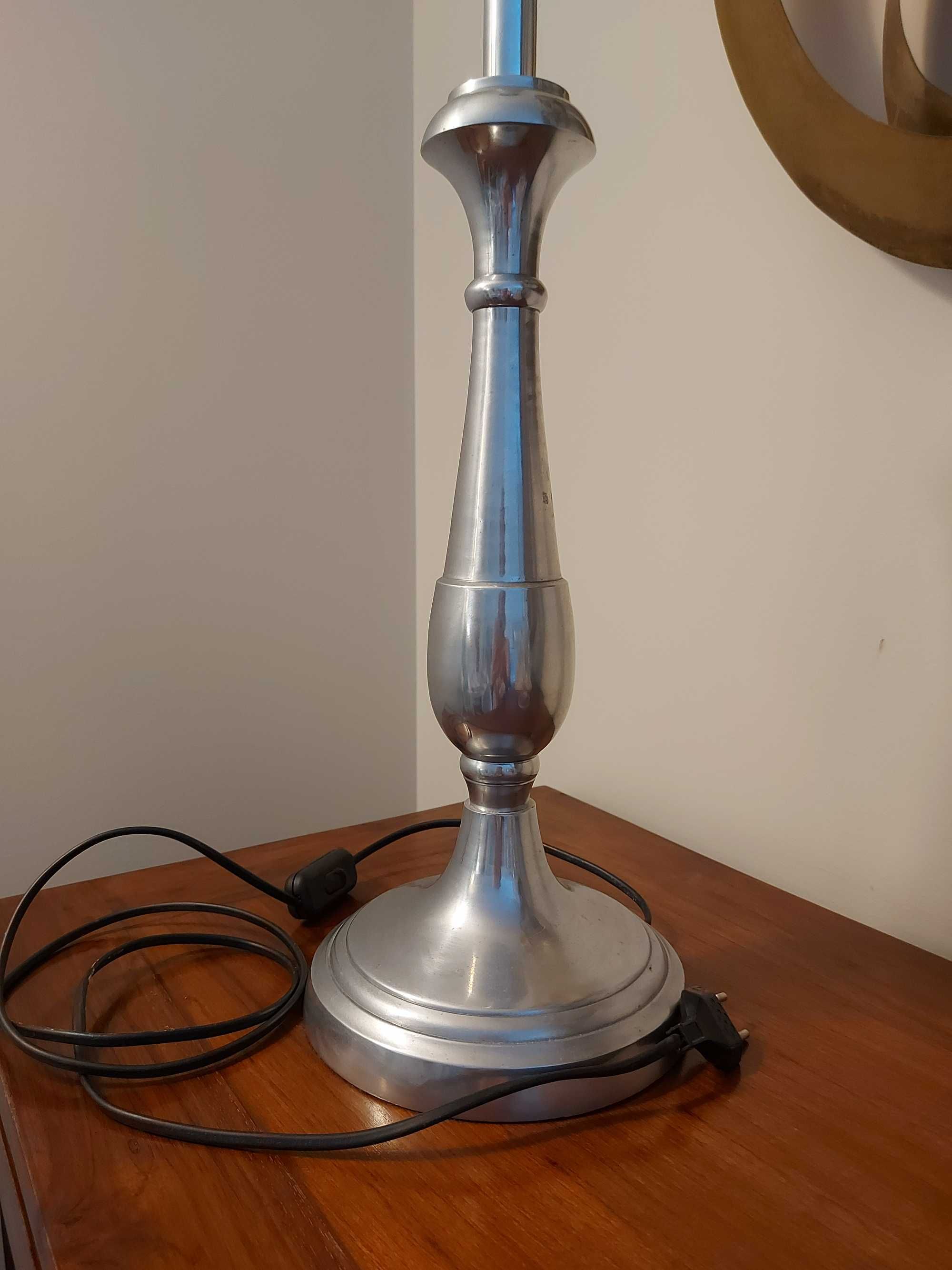 Candeeiro de mesa de metal