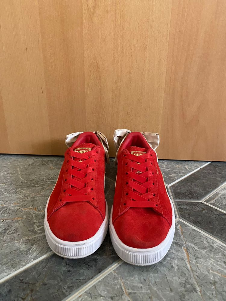 Ténis Puma vermelho e dourado