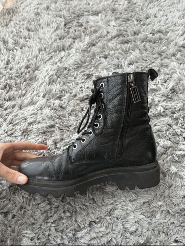 Botas com atacadores da Sapataria Guimarães