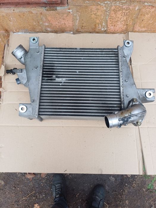 Nissan X-trail T-30 радіатор інтеркуляра інтеркулера інтеркулери