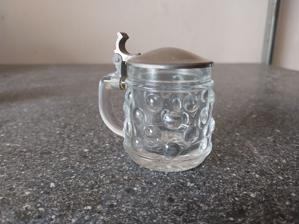 Miniaturowy kufelek z cynowa klapką, sygnowany