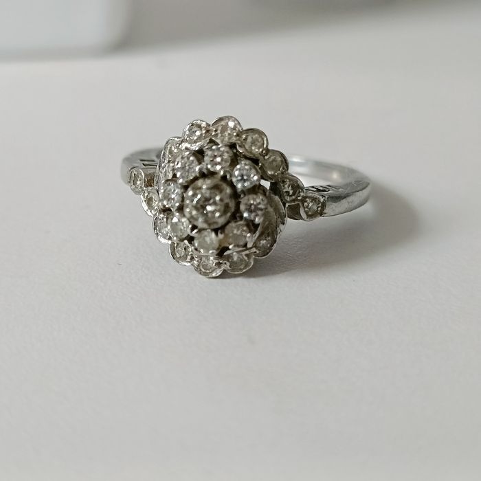 Pierścionek z brylantami z Palladu próby 800. Masa 0.48 ct