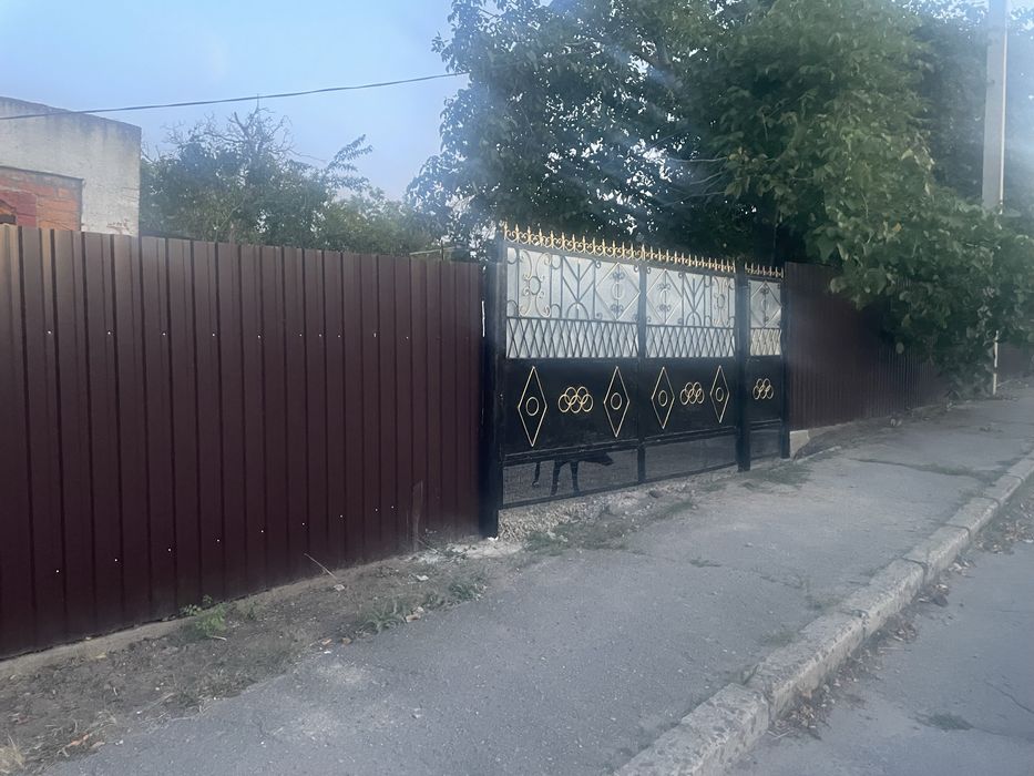 Продається пів хати в р-н центрального ринку