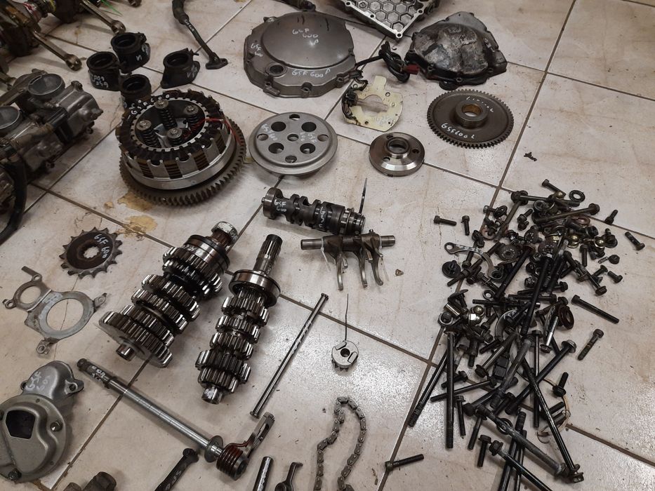 Suzuki GSF 600 silnik n713 części Bandit wał pokrywa głowica dekiel