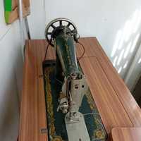 Máquina costura antiga VINTAGE, marca: SINGER a funcionar em perfeitas