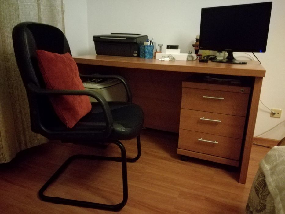 Secretária em muito bom estado, inclui cadeira, bloco de gavetas...