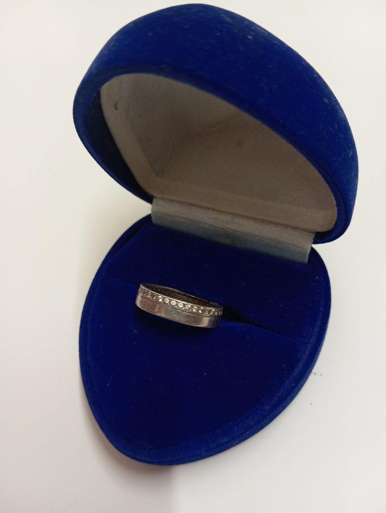 Кольцо серебрянное. Кольцо серебрянное с камнями. 17 мм.