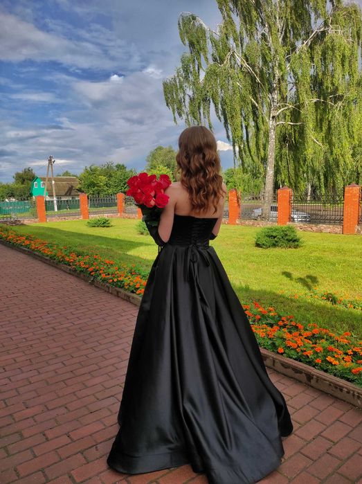 Продам випускну сукню з пір'ям