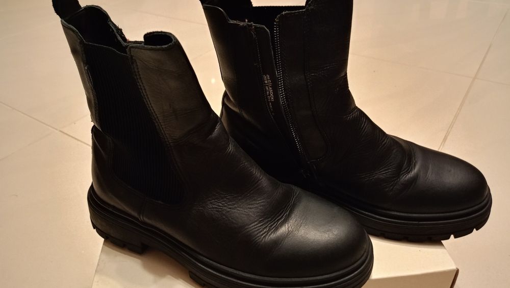 Sprzedam byty zimowe Lasocki czarne skórzane dziewczęce rozmiar 36.