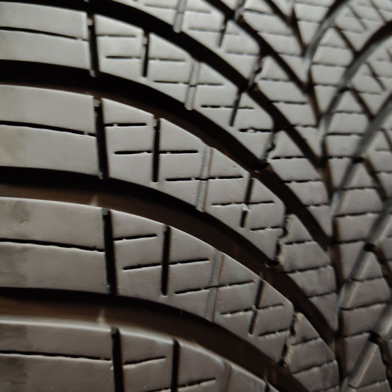 235/45/20 XL Sprzedam komplet opon całorocznych Goodyear