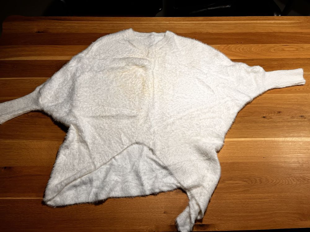 Śmietankowy sweter włochaty oversize