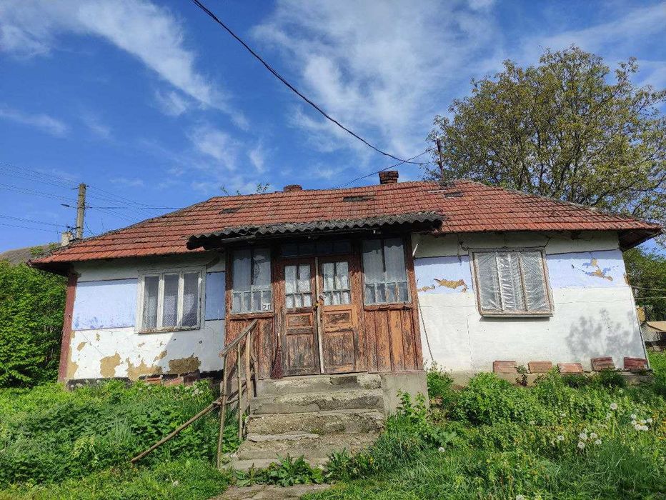 Продається одноповерховий будинок, жилий стан, біля Івано-Франківська.