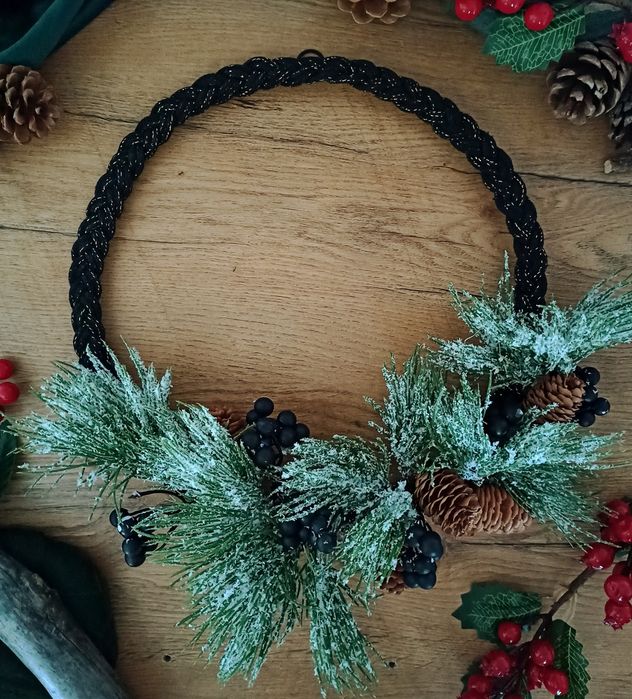 Makramowy świąteczny wianek czarny wieniec na święta duży
